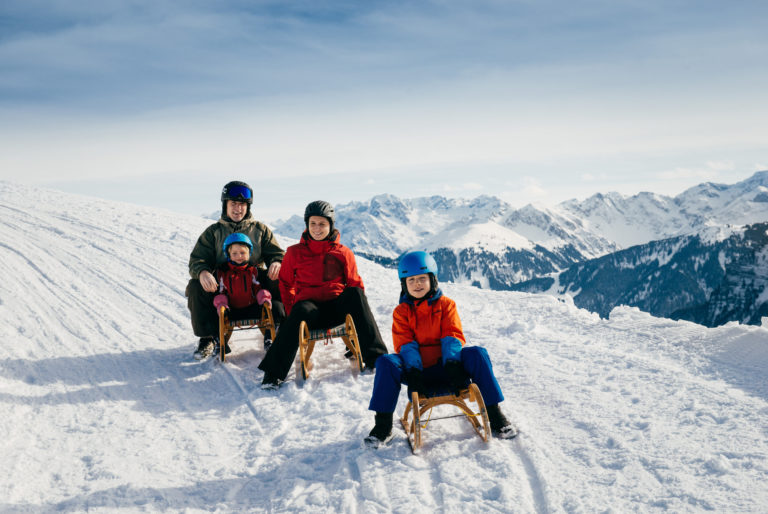 Familie auf Rodel