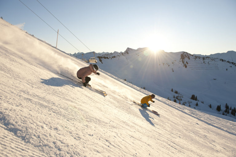 Personen fahren im Pulverschnee